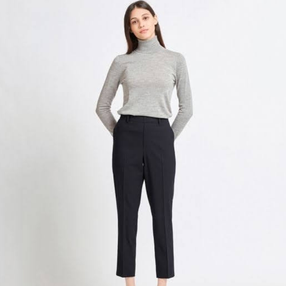 UNIQLO Ezy ankle pants in black. Size M